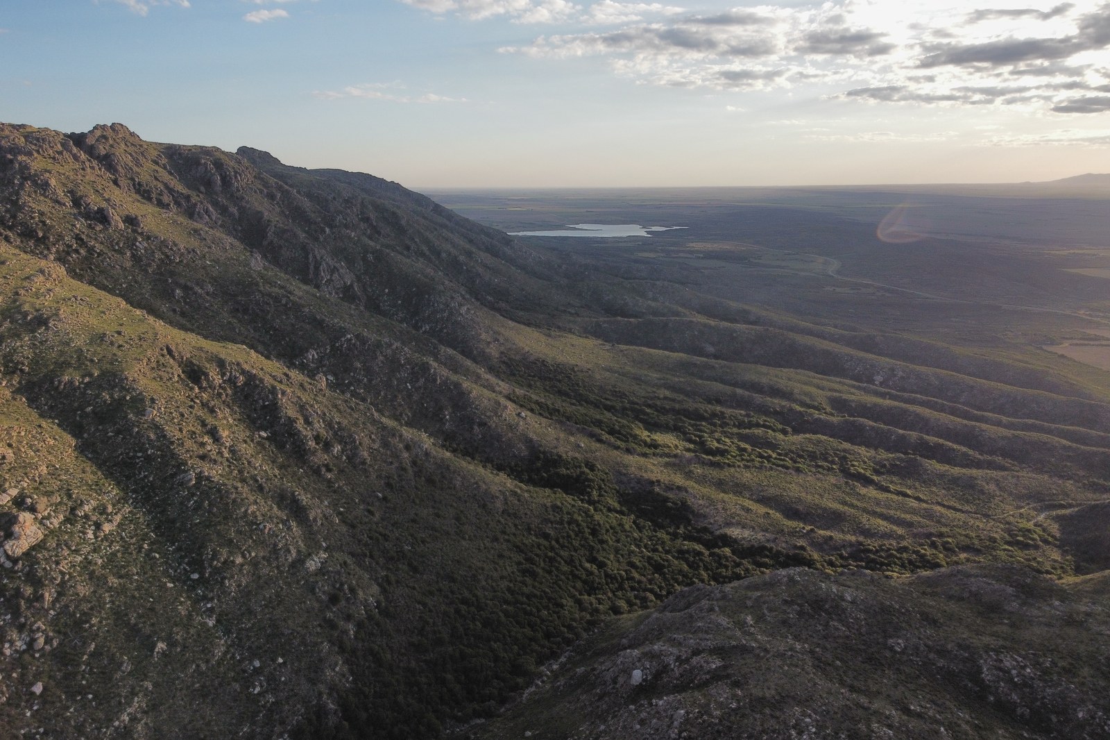 Vista aérea del Dique Boca del Río y las sierras al atardecer